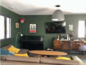 Televisor, futbolí, llibres i biblioteca musical 