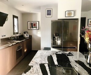 Fridge, microwave, oven, stovetop - Villa de La Verdière, perfect for families (La Verdière)