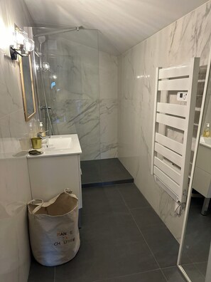 Shower, hair dryer, towels, soap - Villa de La Verdière, perfect for families (La Verdière)