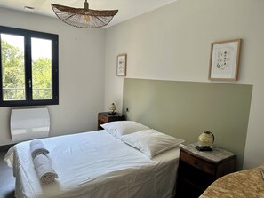 5 dormitoris, planxa i posts de planxar, wifi gratuïta i roba de llit 