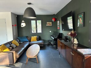 TV, table football, books, music library - Villa de La Verdière, perfect for families (La Verdière)