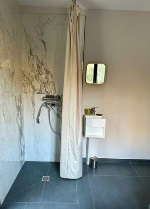 Shower, hair dryer, towels, soap - Villa de La Verdière, perfect for families (La Verdière)