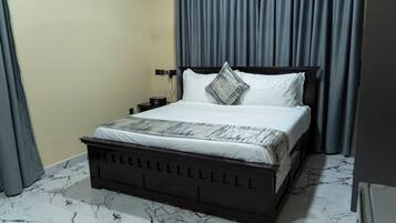 Luxury Apartment, Balcony, City View | Laptop workspace, blackout drapes, soundproofing, WiFi (free)