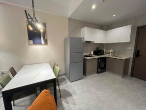 Private kitchen - Cozy 1-bedroom apartment in excellent Kigali with AC and gym (Kigali)