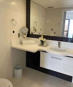 Deluxe-Apartment, Balkon, Strandblick | Badezimmer