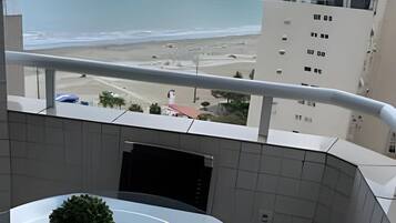 Deluxe-Apartment, Balkon, Strandblick | Speisen im Freien
