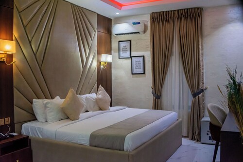 De Grand Vale Hotel and Suites