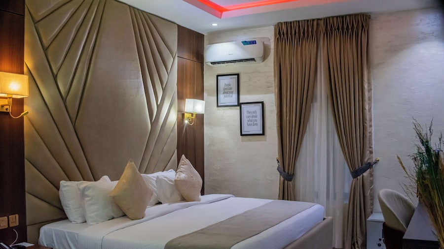 De Grand Vale Hotel and Suites