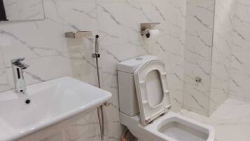 Asciugamani, sapone, shampoo, carta igienica