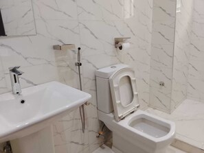Toalhas de banho, sabonete, shampoo, papel higiênico