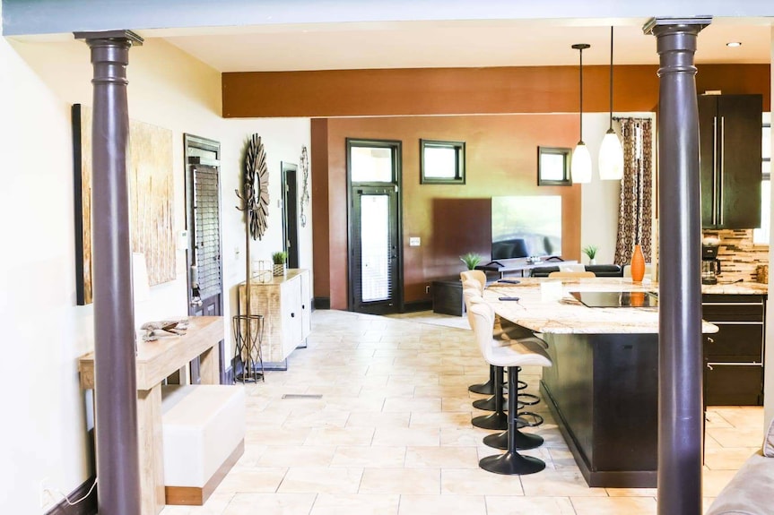 Luxury 5 Bedroom Lakefront Retreat W/ Swimming Pool, And Game Room - Macon, GA