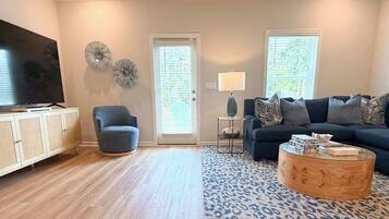 Townhome, Multiple Beds, Kitchen, Garden View (Bayside Getaway) | Living area