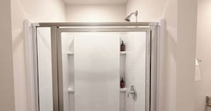 Casa de ciudad, varias camas, cocina, vista al jardín (Bayside Getaway) | Baño | Toallas