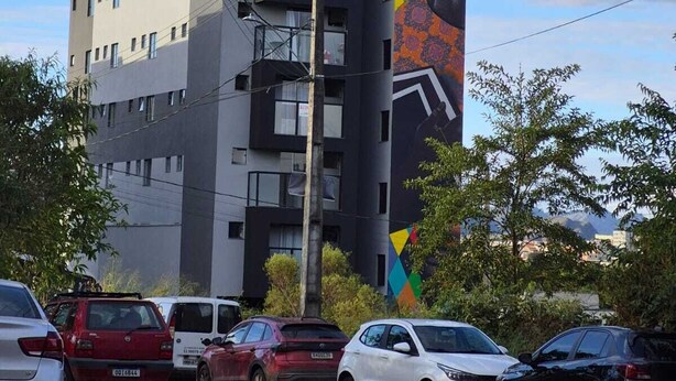 Un immeuble à plusieurs étages, sur lequel on peut voir une enseigne verticale indiquant qu’il s’agit d’un hôtel.
