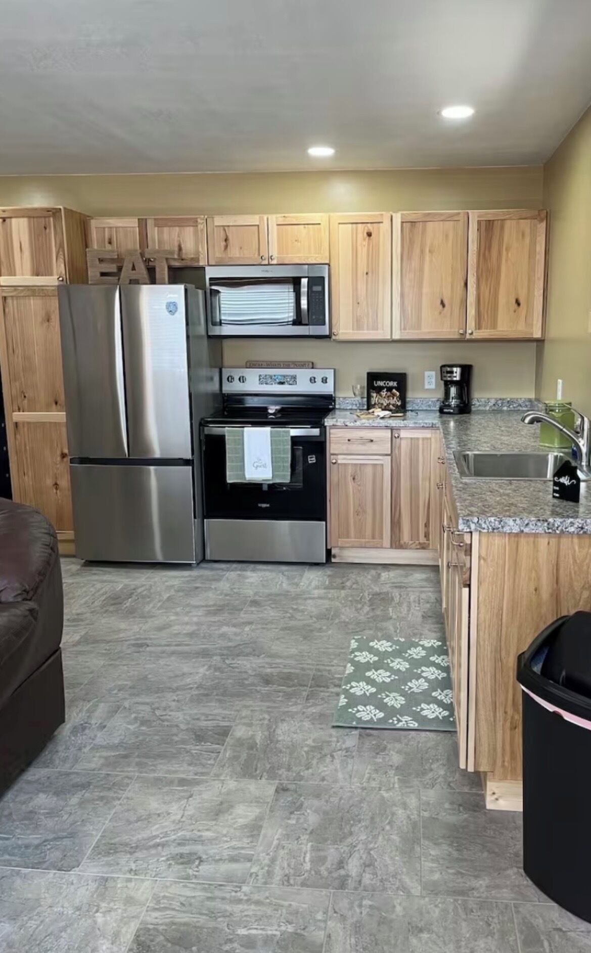 Coffee/tea maker, fridge, microwave, stovetop