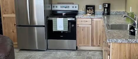 Cafetera y tetera, refrigerador, microondas y parrilla de estufa