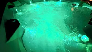 Uma banheira de hidromassagem com luz verde.