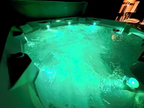 Ein Whirlpool mit grüner Beleuchtung.