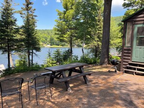 Outdoor dining - Charming Resort Cabin Steps from the Water and Campfire Evenings (Mohawk)