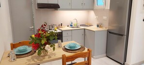 Fridge, oven, stovetop, coffee/tea maker - Seaside Cushy Studio (Paros)