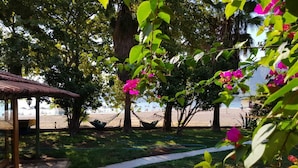 Bungalow – classic, flere senger, terrasse, strandutsikt | Overnattingsstedets uteområder