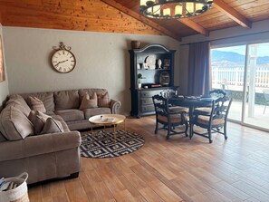Living area - Juniper Hideaway Lake House (Wofford Heights)