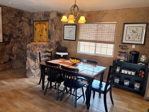 Dining - Juniper Hideaway Lake House (Wofford Heights)