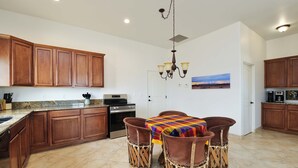 Coffee/tea maker, fridge, oven, stovetop - Private Desert Casita with King Bed (Wittmann)