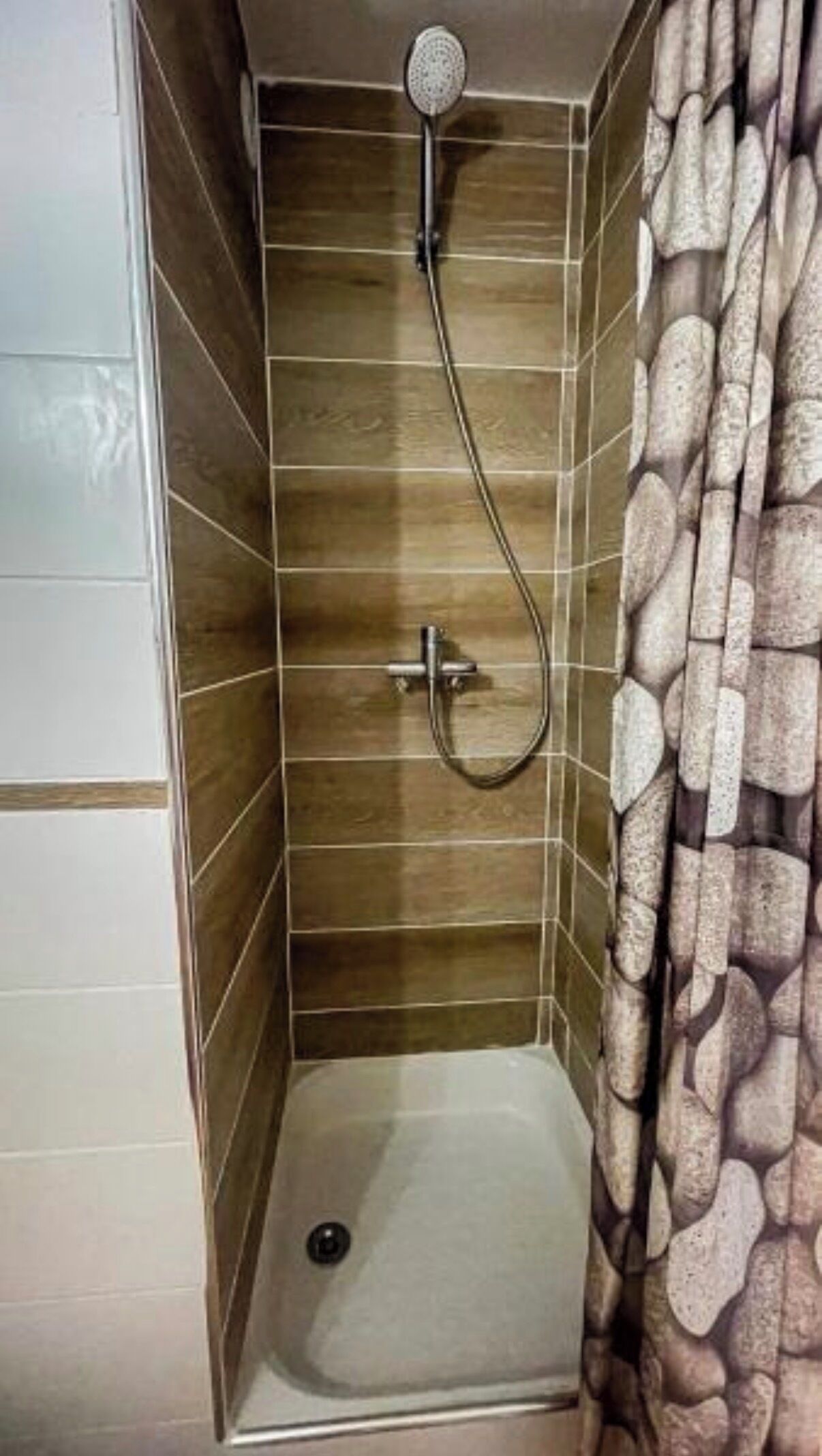 Douche, serviettes fournies, savon, shampoing