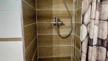 Douche, serviettes fournies, savon, shampoing