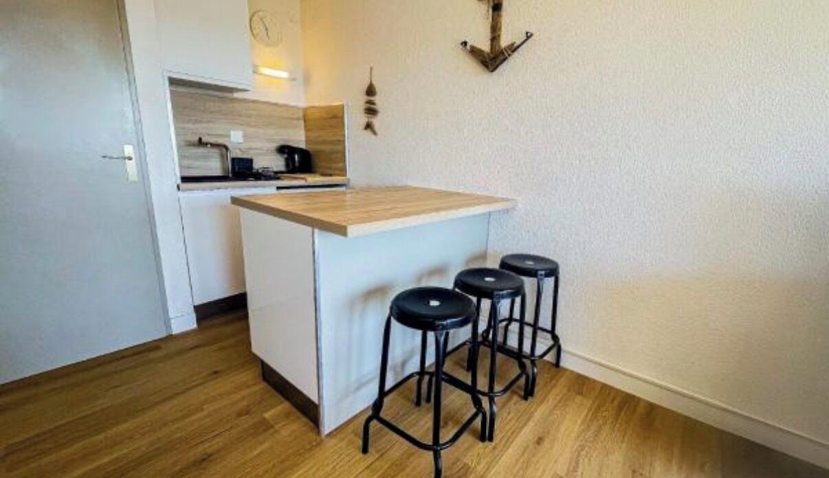 Réfrigérateur, micro-ondes, plaque de cuisson, cafetière/bouilloire