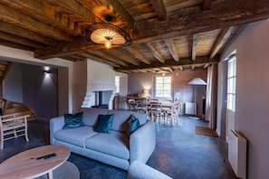 A cozy living room with a sofa, a table, and a dining area with chairs. - POUYLABRIN 3 - ARTHEZ D'ARMAGNAC (ARTHEZ D'ARMAGNAC)