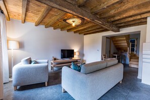 A living room with a wooden ceiling, a television, a sofa, and a lamp. - POUYLABRIN 3 - ARTHEZ D'ARMAGNAC (ARTHEZ D'ARMAGNAC)