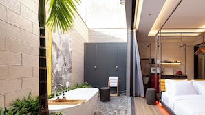 Un baño moderno con bañera, ducha e inodoro.