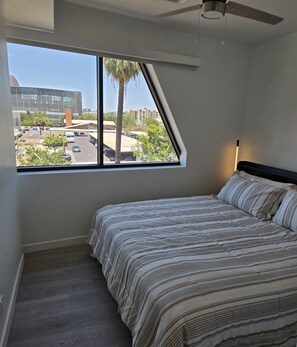 Iron/ironing board, WiFi, bed sheets - The Neon Circuit Loft (Phoenix)