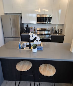 Wasserkocher mit Kaffee-/Teezubehör, Kühlschrank, Mikrowelle, Ofen