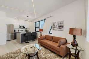 Eine moderne Wohnung mit Wohnbereich, Küche und Essbereich.