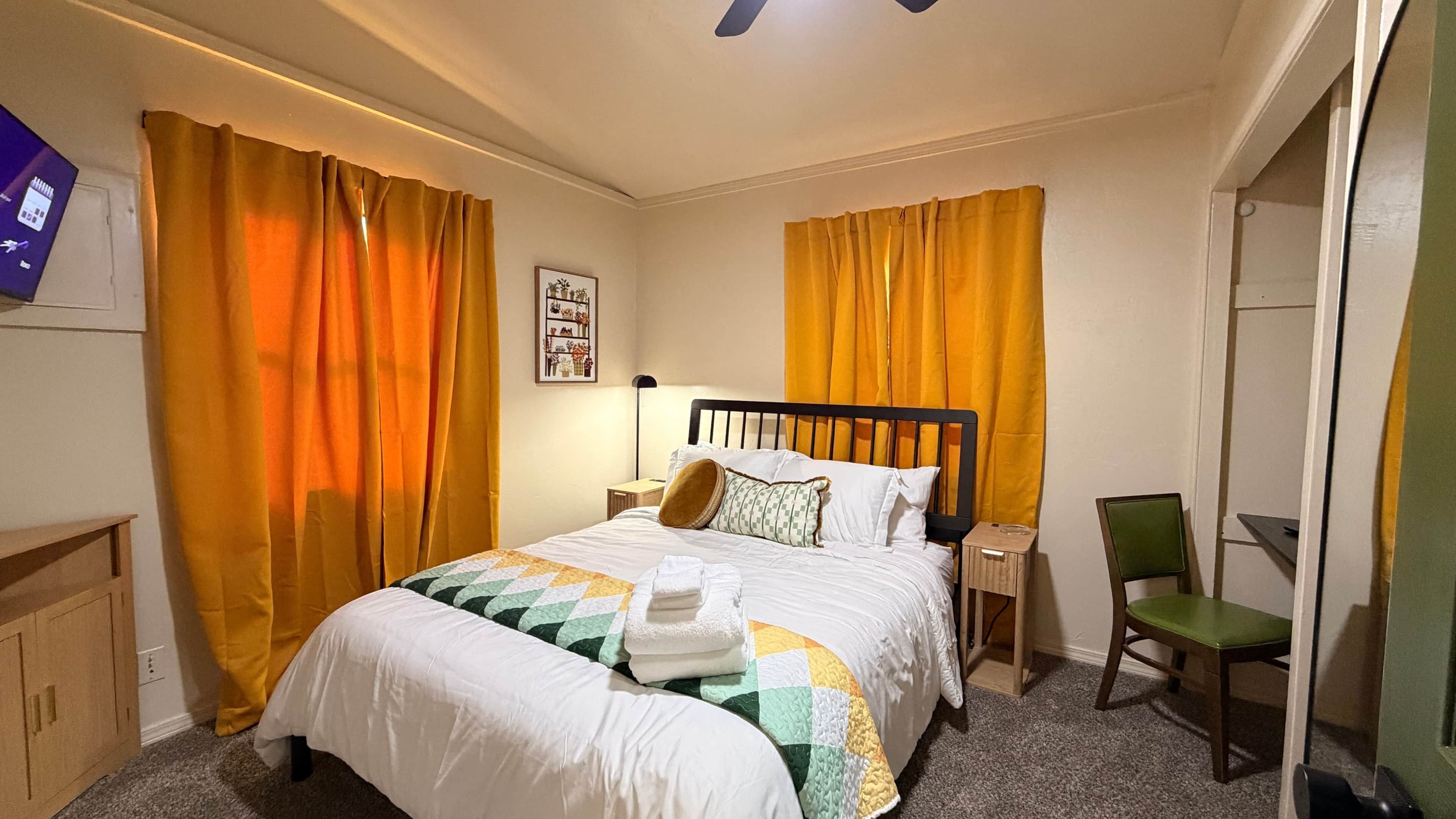 3 habitaciones, tabla de planchar con plancha, wifi y ropa de cama 