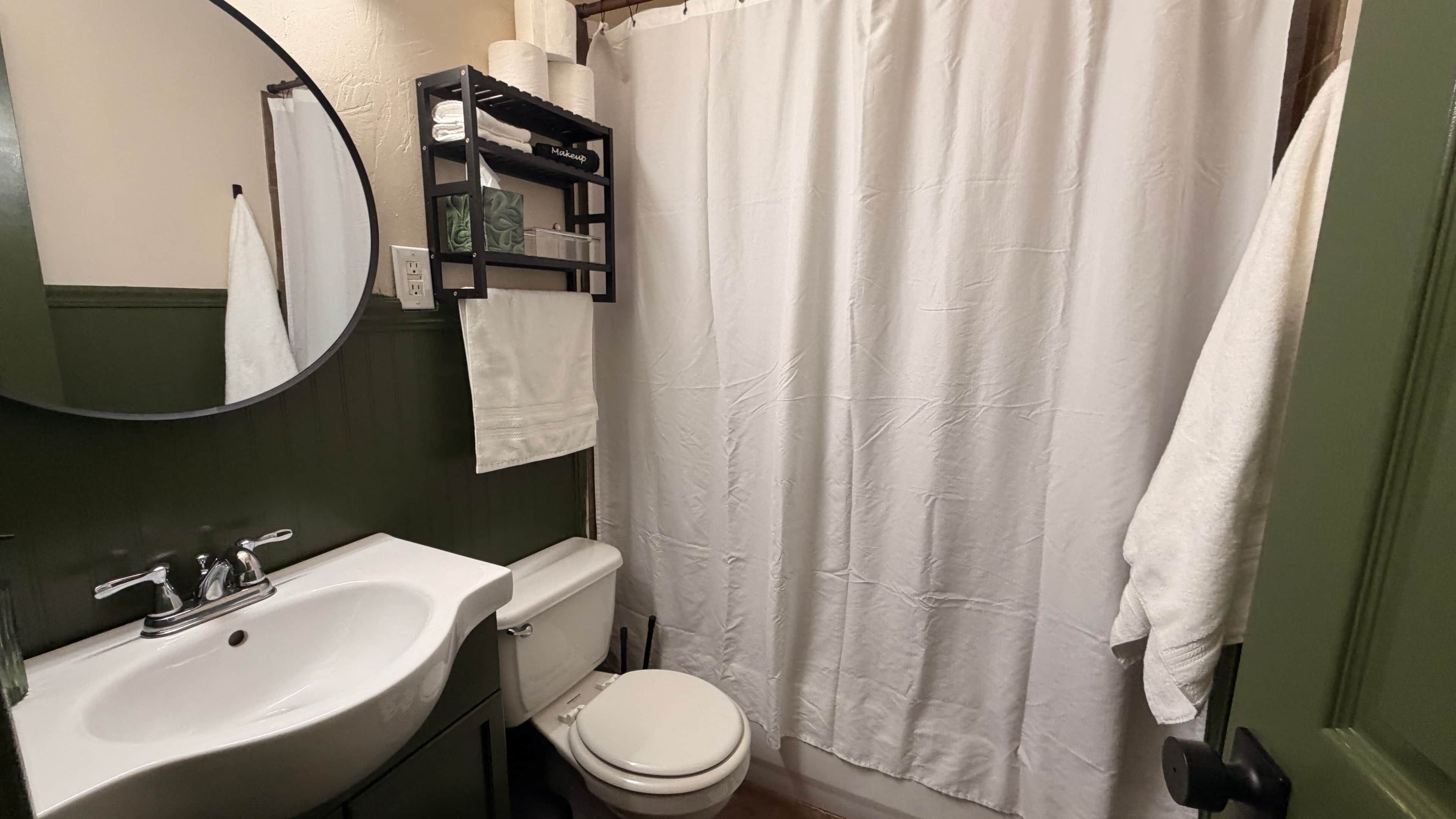 Een haardroger, handdoeken, zeep, toiletpapier