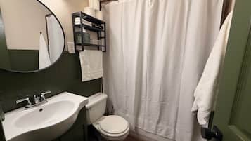 Een haardroger, handdoeken, zeep, toiletpapier