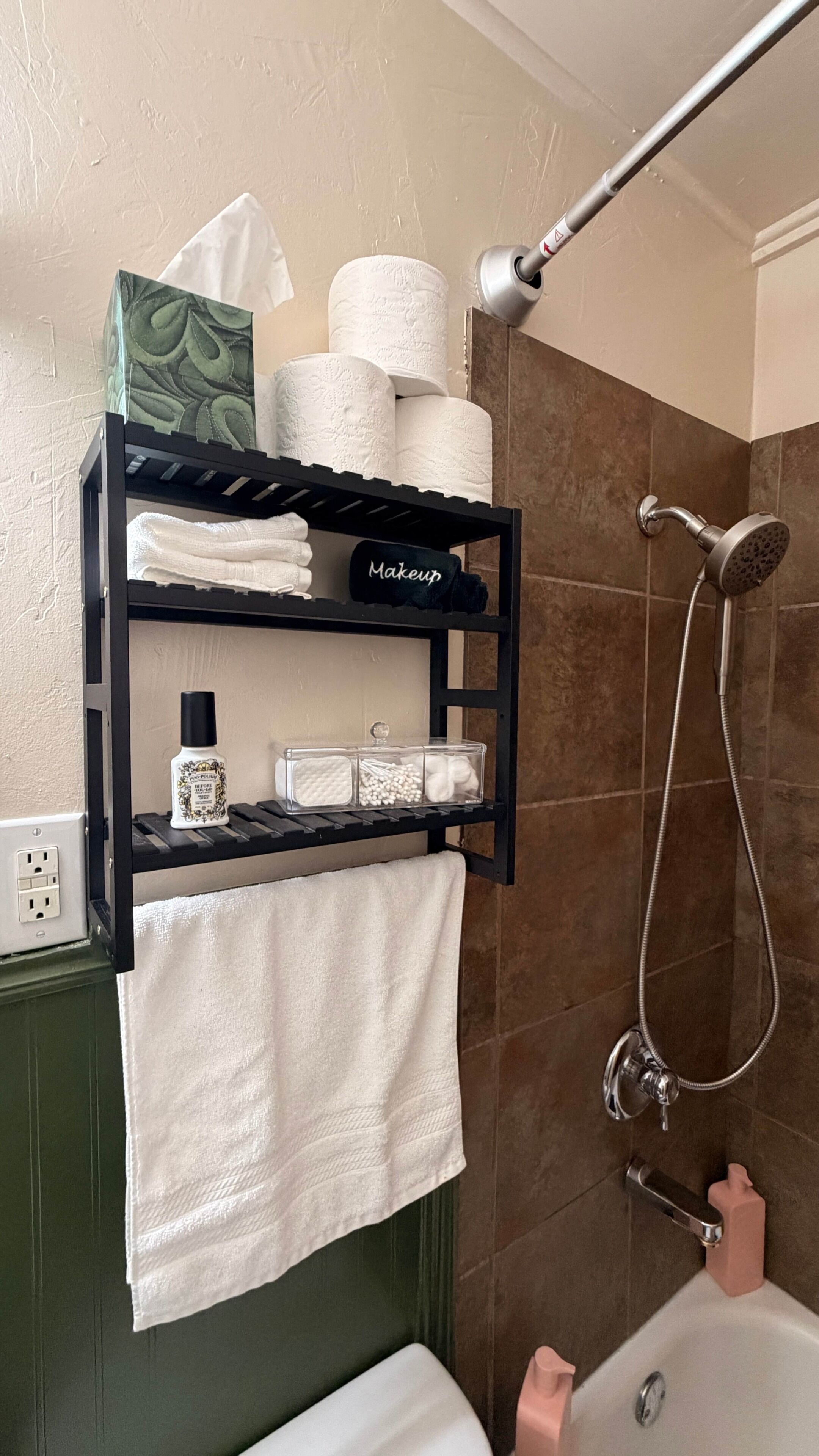 Secadora de cabello, toallas, jabón, papel de baño 
