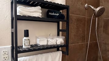 Secadora de cabello, toallas, jabón, papel de baño