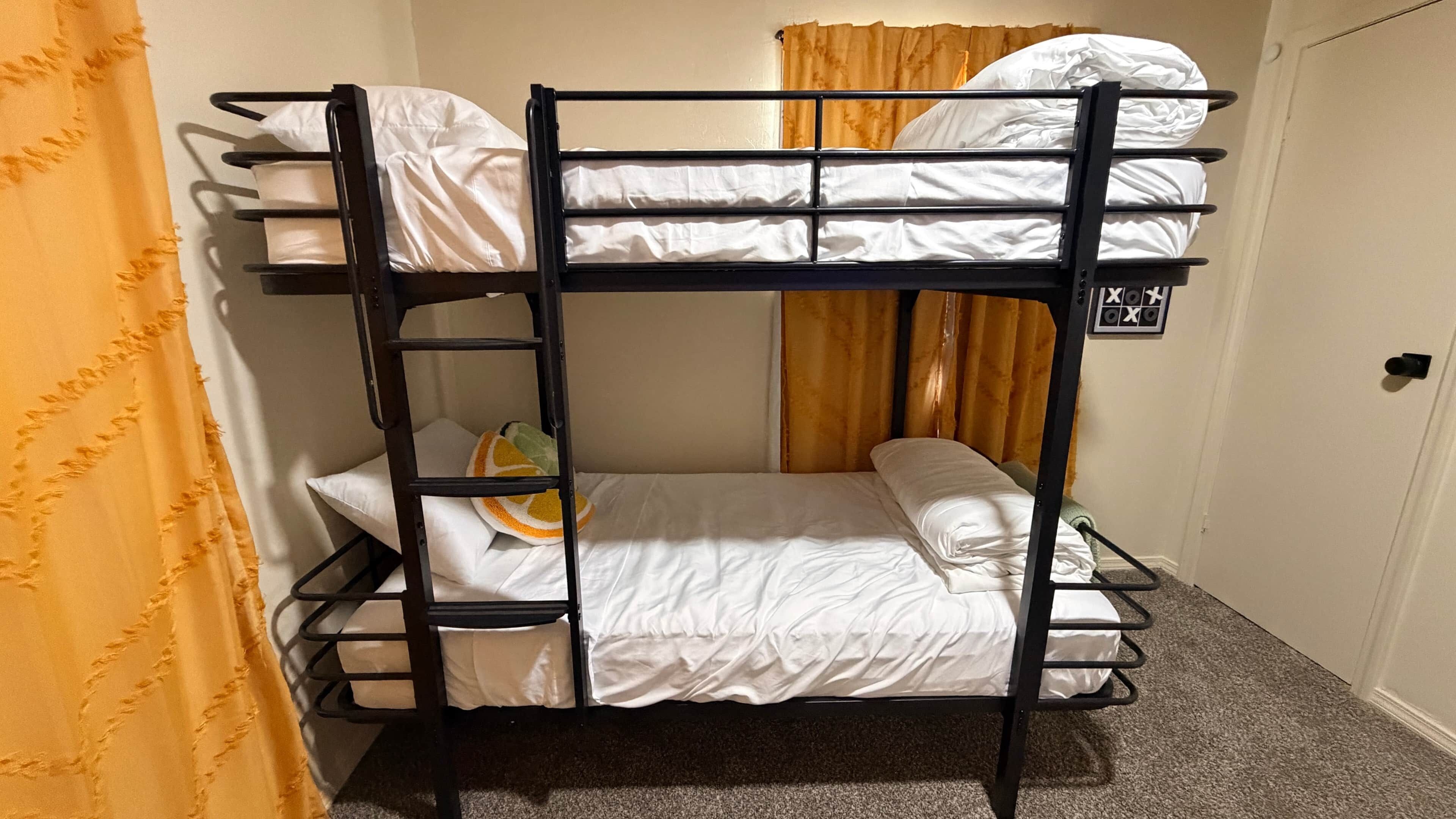 3 habitaciones, tabla de planchar con plancha, wifi y ropa de cama 