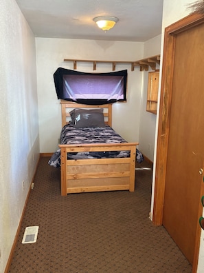 WiFi, bed sheets - Charming 4-bedroom mobile home in Walden perfect for families (Walden)