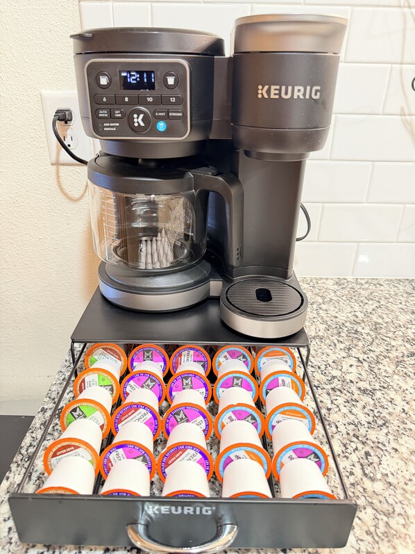 En Keurig kaffemaskine med en kaffekapselholder nedenunder.