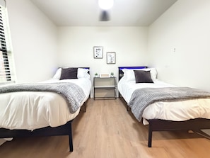 3 bedrooms, iron/ironing board, WiFi, bed sheets - Switchback Suites - Side A (Bentonville)
