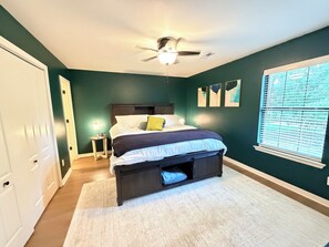 3 bedrooms, iron/ironing board, WiFi, bed sheets - Switchback Suites - Side A (Bentonville)
