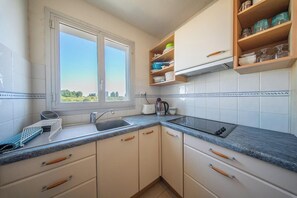 Wasserkocher mit Kaffee-/Teezubehör, Kühlschrank, Ofen, Herdplatte