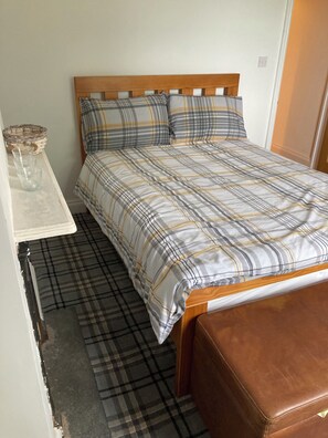 Iron/ironing board, WiFi, bed sheets - Upside down Townhouse With Far Reaching Views (Malvern)