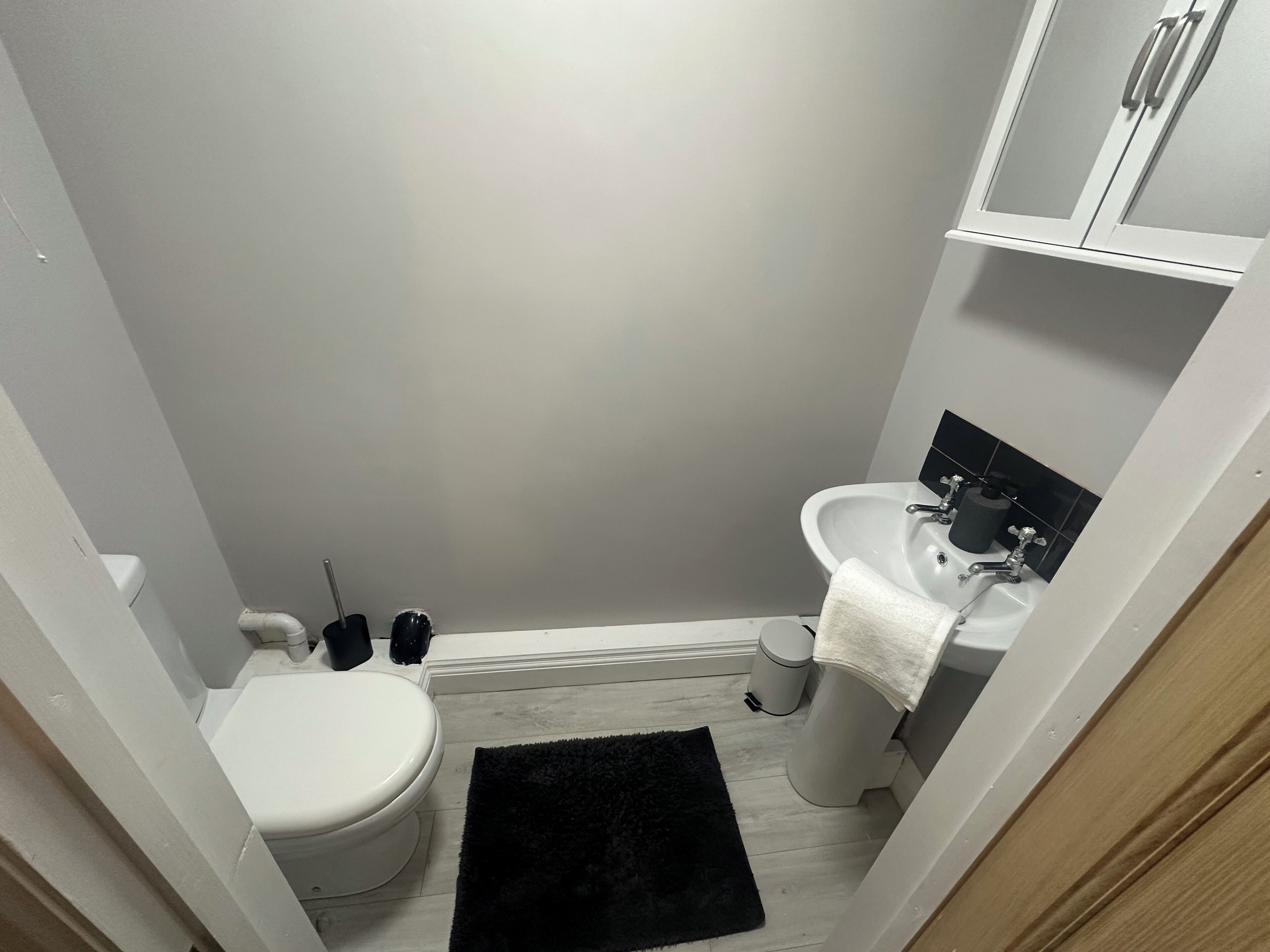 Een douche, een haardroger, handdoeken, toiletpapier